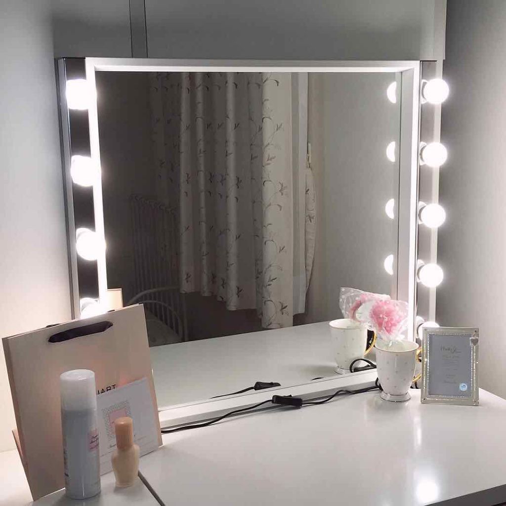 cosmeとは関係ないかもしれませんが、
【女優ミラー】が完成しました！！！

全部IKEAで揃えました！！！
1万5千円くらいで作れました！
不器用ながら、上出来かとっ…
（難しいもなんもないですね、笑

やっぱり、ステキなドレッサーで毎