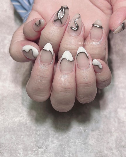 #うねうねフレンチネイル,#ネイル,#アートネイル,#冬ネイル,#ミラーアートネイル,#リングネイル,#フレンチネイル,#ジュエリーネイル,#ミラーネイル,#手書きアートネイル,#ミラーアートネイル,#パーツネイル,#ミラーネイル,#シルバーアクセネイル,#冬ネイル,#天王寺ネイルのネイルデザイン