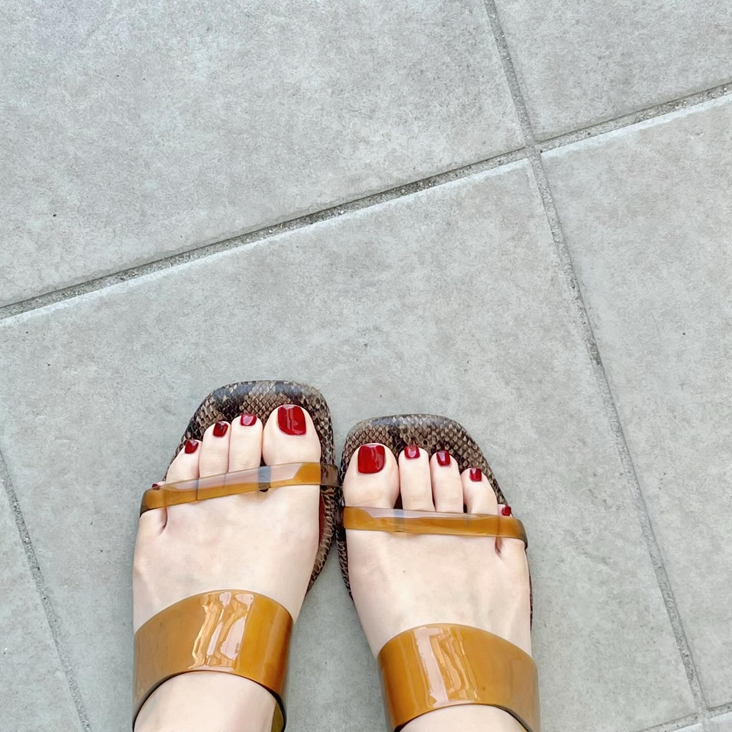 初めてフットにマグを使ってみた✨️
(あんまり見えないけど！！)

 #和のマグネット に
深みと透明感をプラスしたかったので
透け感のあるボルドーを重ね塗り🍒

最近パンプスを履くと爪が痛くなるんだけど
爪長すぎすぎなのかな...？
フ