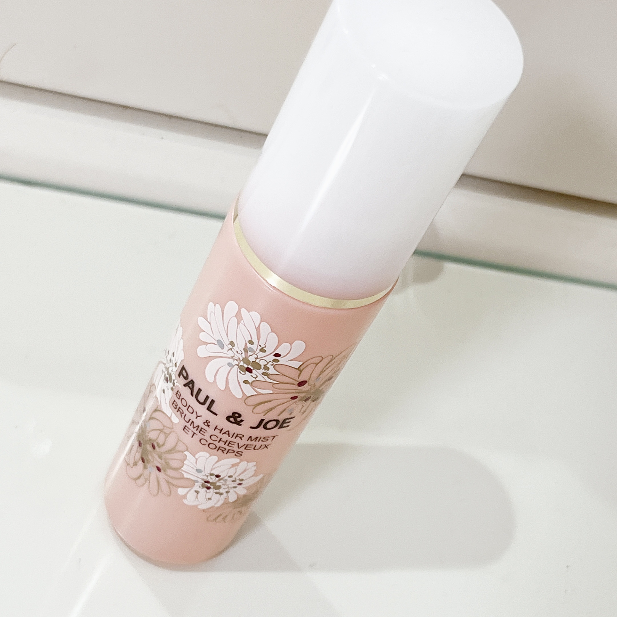 ポール&ジョー
ボディ&ヘアミスト

人気のプライマーと同じ、オレンジフラワーの香りです🤍

持続力はあまりありませんが、ほんのり香るくらいが好きなのでちょうど良いです。
髪に3プッシュくらいしています。
軽いので持ち運びにも◎

マドン