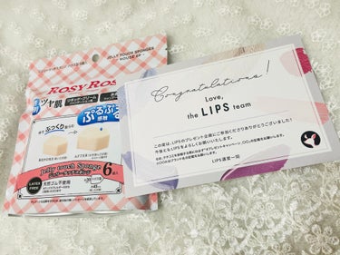 ROSY SORA スポンジ レビュー 📣,,

LIPS様よりプレゼントとして頂きましたので
レビューさせていただきます◎

ー 製品 ー
ROSY ROSA ロージーローザ
ジェリータッチスポンジ ハウス型 6個入り

︎︎︎︎︎︎☑︎普段の使用商品は、
   エスティーローダーのスポンジになります。

頂いてから1ヶ月間ほどかけて
水を含ませて使用してみました◎


使用感  △
記載のある通り吸収性が凄いです。
水を含むようになっているためかもしれませんが、
肌に触れた時にペタっとした感覚になるので、好みが別れるところかなと思います。

私はペタっと塗る感覚が好みではなかったのですが、
この感覚が塗れている感覚として認識できる人なら良いと思います👀


肌馴染み ◎
ファンデーションを指や他のもので
顔に塗ってからこちらで伸ばしましたが、
しっかり伸びて肌に馴染みます🌟

スポンジで直接付けると吸収性が強く使いにくくなるのでそこが私的にはもったいなぁと思ったところです。

指が汚れたり他のものを使わないといけない点は考えものです🤔


価格帯は普段利用しているエスティーローダーより安いので、手に取りやすいと思います◎

好みが別れやすい商品かと思いますので、
学生さんや1度お試ししたい方は利用してみるのも良いと思います。
6個入りなのでシェアしてお試しも良さそうでね 🕊️,,



#lips_当選 #プレゼントキャンペーン_ROSYROSA
#rosy_rosa #ロージーローザ  #メイクスポンジ
#夏の鉄壁ベースメイク の画像 その2