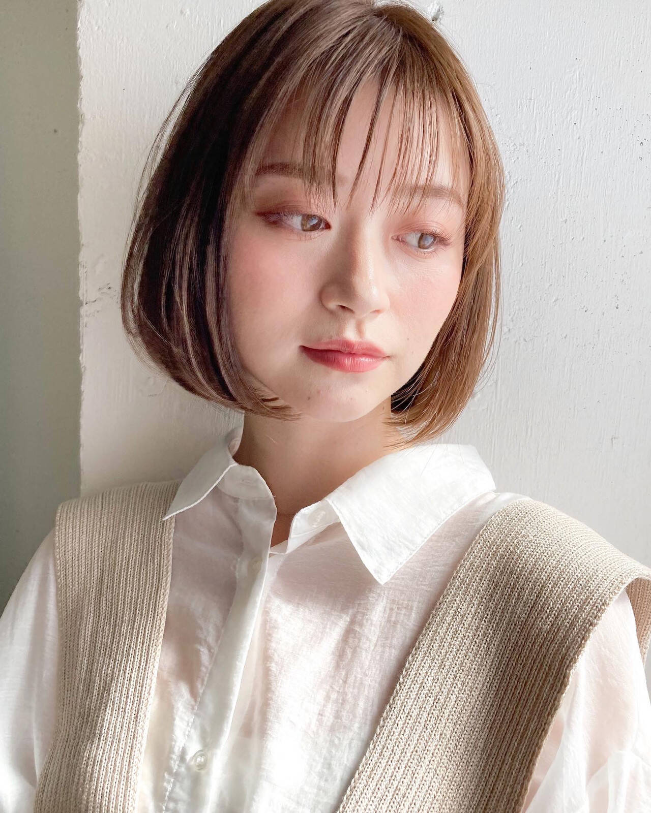 斜め下を見つめる女性