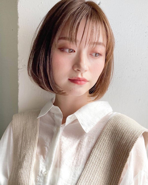 斜め下を見つめる女性