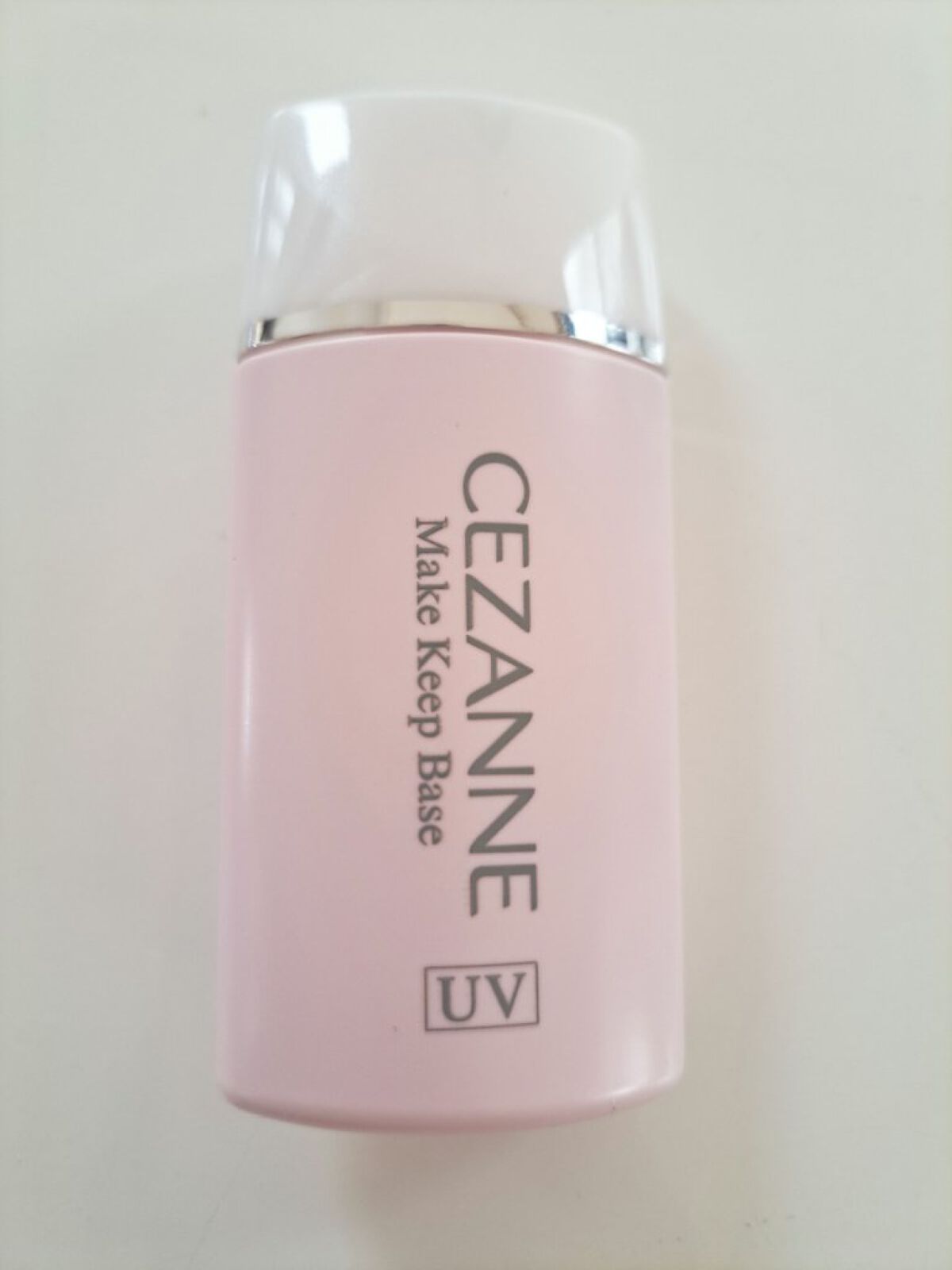 【使った商品】セザンヌ　化粧下地
【商品の特徴】　ピンクベージュ
【使用感】　肌にすーっと浸透していくので、
　　　　　ベタつき感はあまりないです。
【良いところ】　使いやすくてベタつかない
　　　　　　パッケージもコンパクトでいい
 
#