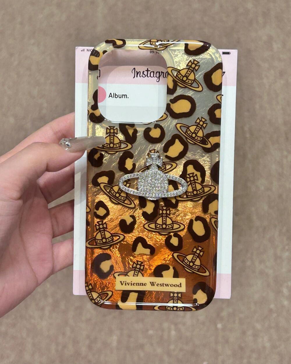 ケース大好きっ子 on LIPS 「グラデーションのヒョウ柄はかっこいいですね#iPhoneケース..」(1枚目)