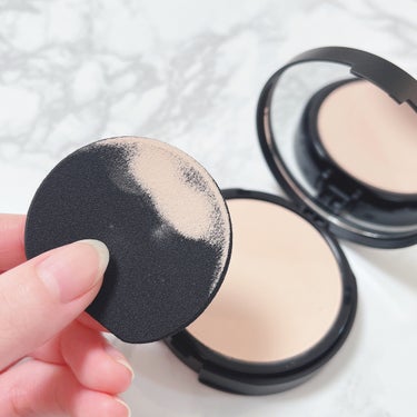 bareMinerals ベアプロ 16HR パウダー ファンデーションのクチコミ「つけないよりも、肌にいい※1✨
⁡
▶︎ベアミネラル
ベアプロ 16HR パウダー ファンデー.....」（3枚目）