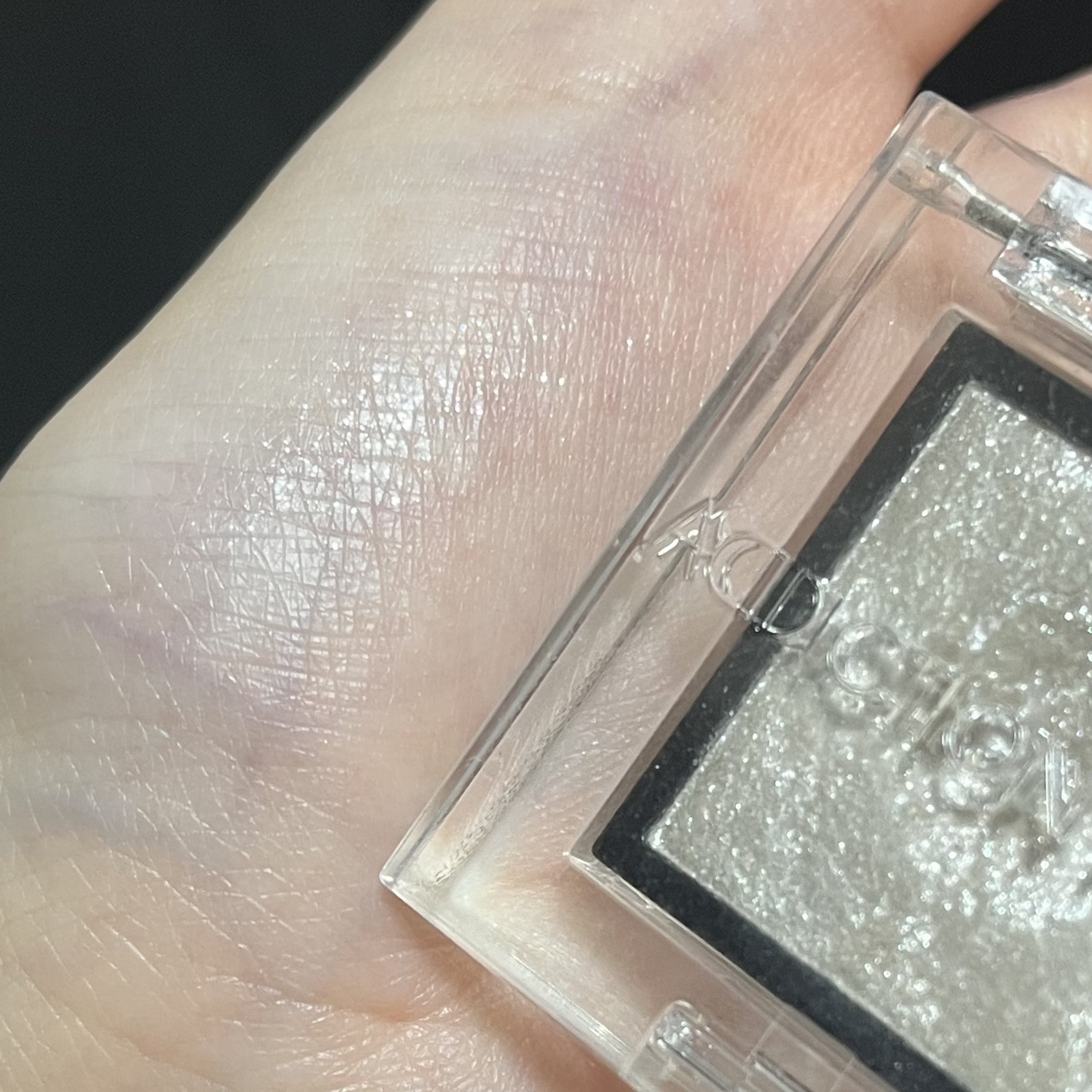 アディクション ザ アイシャドウ スパークル 001SP Stars Witness/ADDICTION/単色アイシャドウを使ったクチコミ（3枚目）