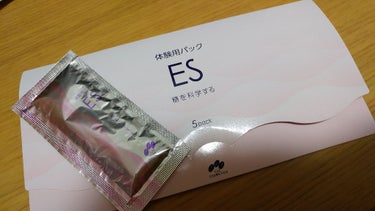 ちょっと使いにくいパックでした…
まず塗っても塗っても顔がパックをはじくため顔全体に均一にパックすることができません。
次に書いてある通りに30分放置するのですが顔の上で液が固まってカッピカピになります