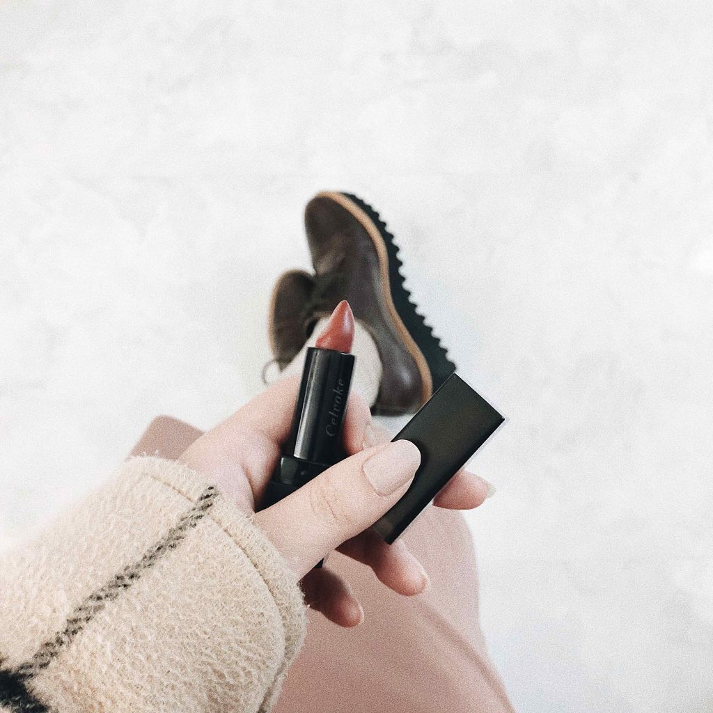 ブラウン系のリップが欲しくて購入しました。ちょっとヒリヒリして合わないかも…と思っていたのですが、唇の荒れが治りひさしぶりに付けたら大丈夫でした◎ ブラウン系でまとめたコーデの時によく付けていて、もちも良くてお気に入りです！
マットなのでリ