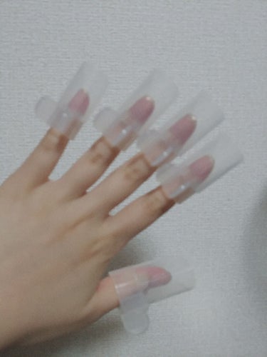 セリア　ネイルガード💅

剥がしてまたセルフネイルしました。
ガッチリガードしてくれる代わりに、何もできません。
指の腹部分までがっしりなのでスマホを触るなんて以ての外なので、片手ずつするのがオススメで