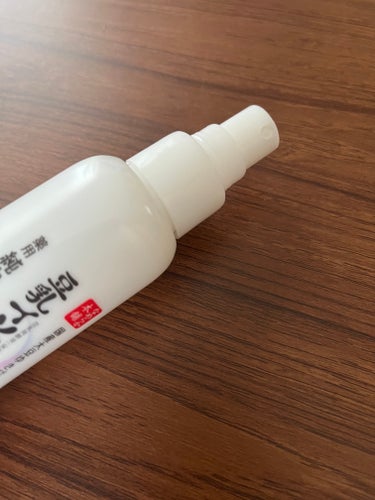  お気に入りミスト化粧水🧴



🤍なめらか本舗
薬用美白ミスト化粧水  ¥1100



LIPSで購入👈🏻
朝と夜のスキンケアに使ってます🤍
ミスト化粧水はひとつ持っておくと楽チン✨

このミストには
美白ケア、肌荒れ防ぐ、日焼け後のはてりを防ぐ効果があります🌟
なめらか本舗オリジナルの豆乳発酵液を使用しており、保湿力のあるミスト🩵

メイクの上から使用してもよし‼️乾燥予防になるよ🫰🏻


ぜひ使ってみてね🤍🤍の画像 その1