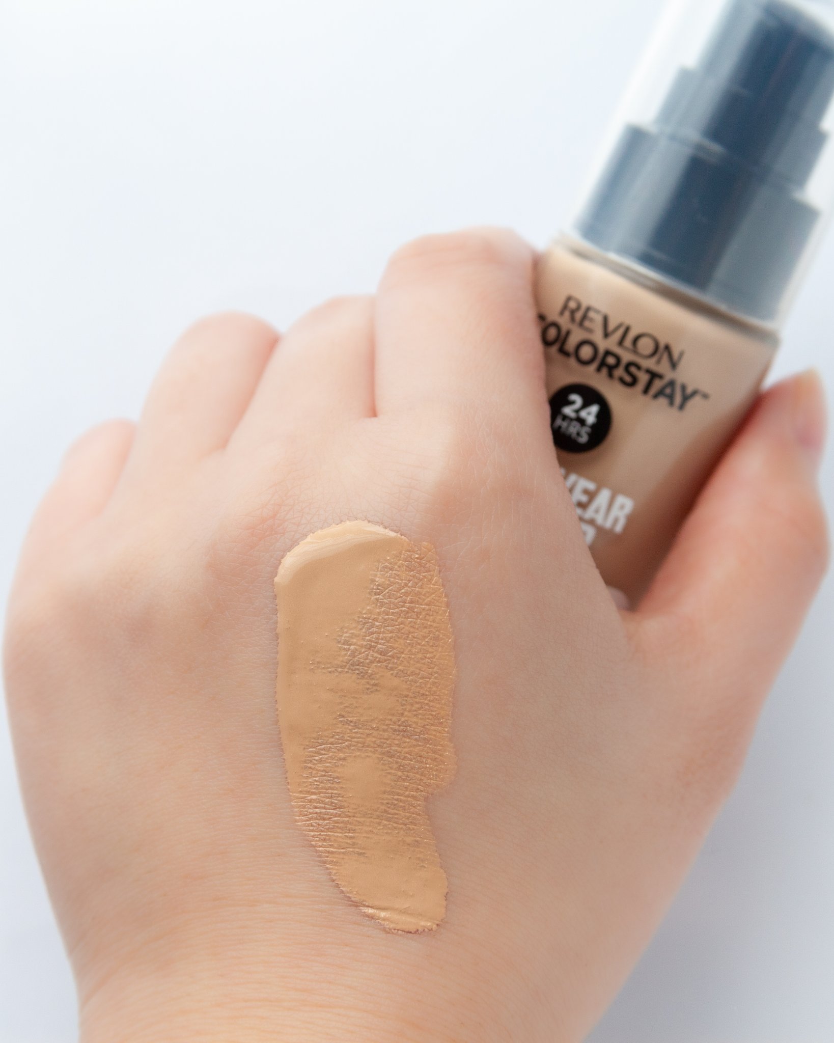 カラーステイ ロングウェア メイクアップ D 180 サンドベージュ/REVLON/リキッドファンデーションを使ったクチコミ（2枚目）