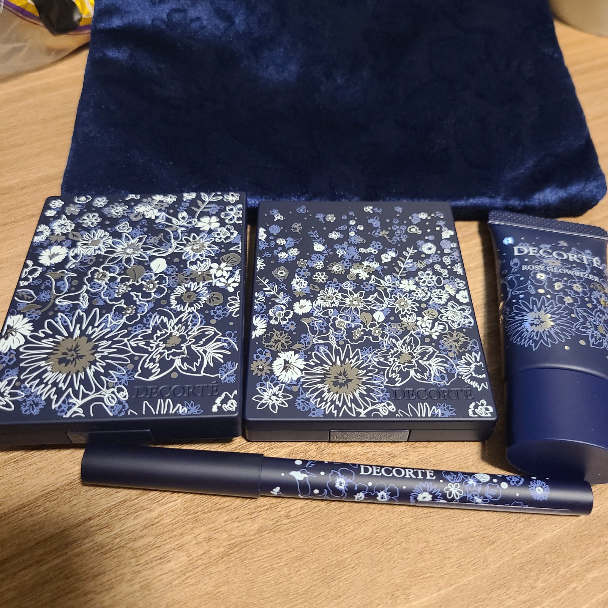 DECORTÉ　ウィンターダズル コレクション

正直パケ買いしました…

コスメデコルテは
香水以外は初めて買いました

アイシャドウは使いやすい色味ですが
左上のラメがキラキラで豪華にもなります✨

パウダーはプレストタイプのものを
持