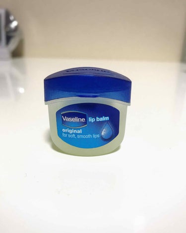 〈Vaseline lip balm〉
とてもいい商品だと思ったので、紹介します！！

私は、唇がカサカサするのにとても悩んでいました😥

色々リップクリームを試しましたが、どれも合わなかったり、ポケッ