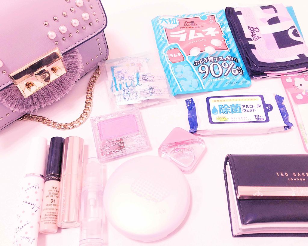 tomo on LIPS 「🎀ミニバッグの中身🎀最近は近場のお出かけが多いので、TOPSH..」(2枚目)