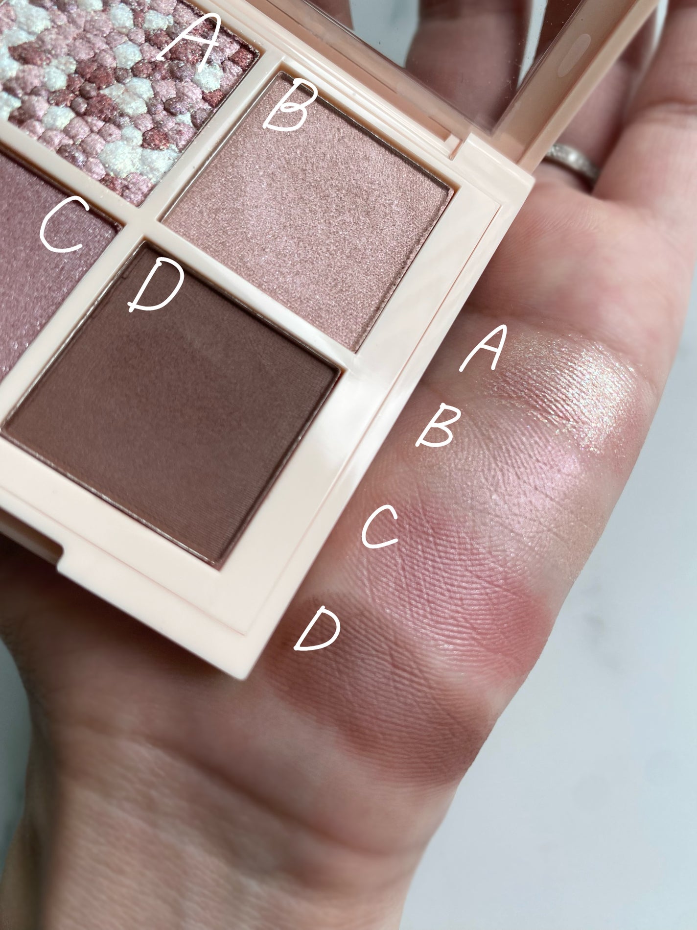 レブロン ダズル アイシャドウ クアッド/REVLON/アイシャドウパレットを使ったクチコミ(2枚目)