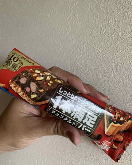 1本満足バー 1本満足バー チョコタルトのクチコミ「こんにちは😃
コロン💕です
1本満足バー 
チョコタルト 
しっとり&サックリ食感❗️
.....」(1枚目)