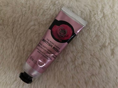 THE BODY SHOP ハンドクリーム ブリティッシュローズのクチコミ「【使った商品】ボディショップ　ハンドクリーム　ブリティッシュローズ
【商品の特徴】シアバター入.....」（1枚目）