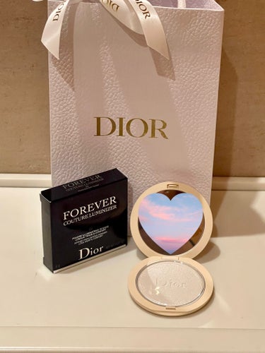 【使った商品】Diorスキンフォーエヴァー クチュールルミナイザー
【色味】03 パールグロウ
【色もち】良し
【テクスチャ】サラサラ
【良いところ】
かなり！！！ラメが綺麗です！！！
青等様々なラメが