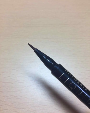 インテグレート リキッドアイライナー

色はブラウンです。
筆が細くて、適度なコシがあるので、とても使いやすいです‼︎
特に細いラインが引きやすいですね^_^

擦ってもにじまないけど、お湯で簡単に落ち