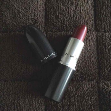 MACリップスティックのパーティーライン💄

友人からのプレゼント。

かなり発色がよくて、
時間が経つと落ちはしますが
赤みは残ってくれるので
ささっと塗り直せば問題なしかと。

軽くつければ落ち着い