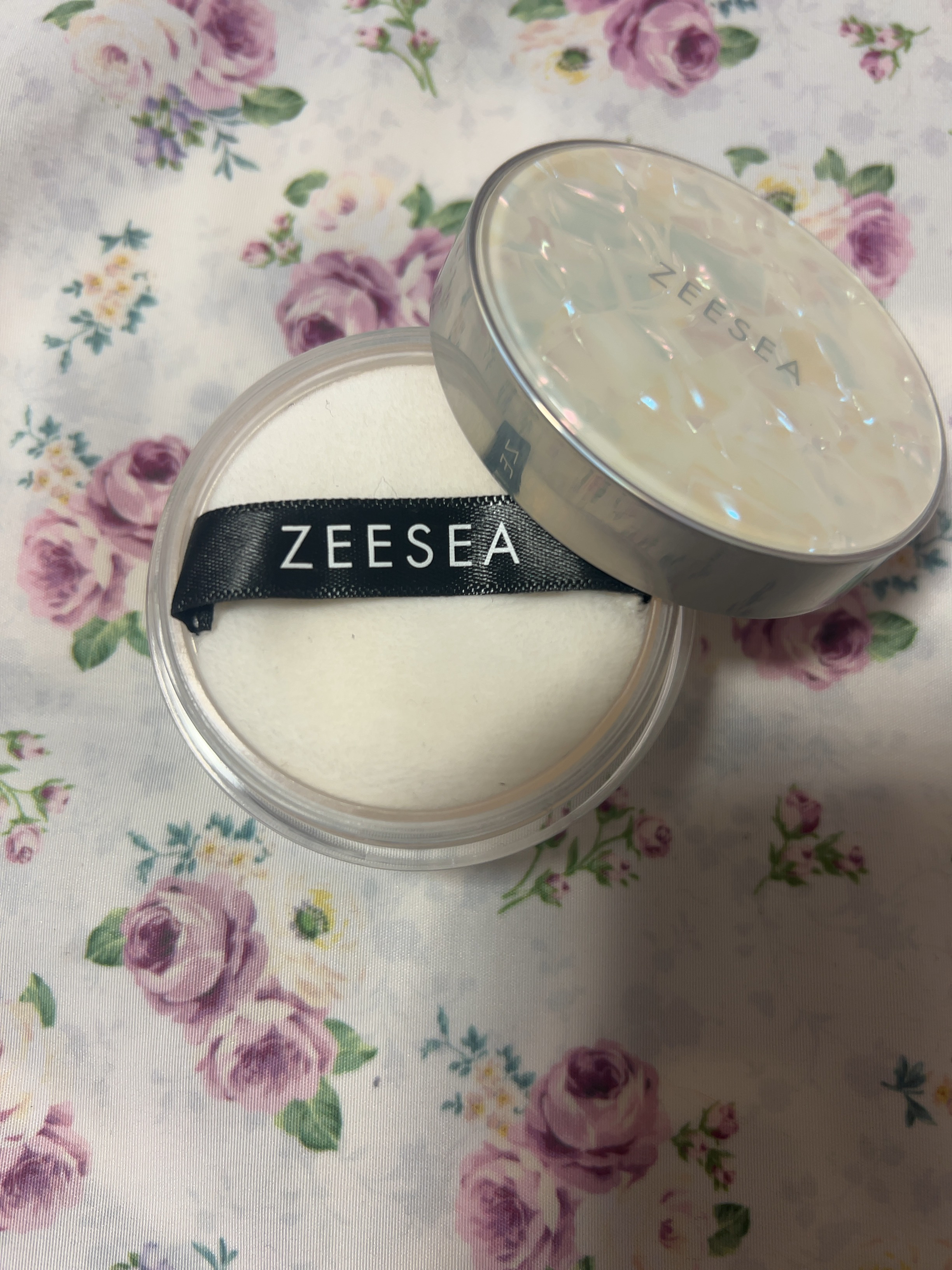 ZEESEA ZEESEA 「ゼロ」粉感皮脂コントロールルースパウダーのクチコミ「

これも夏の必需品‼️


崩れにくくて大好きなパウダー。
片栗粉ですか？


あたしは持ち.....」（2枚目）