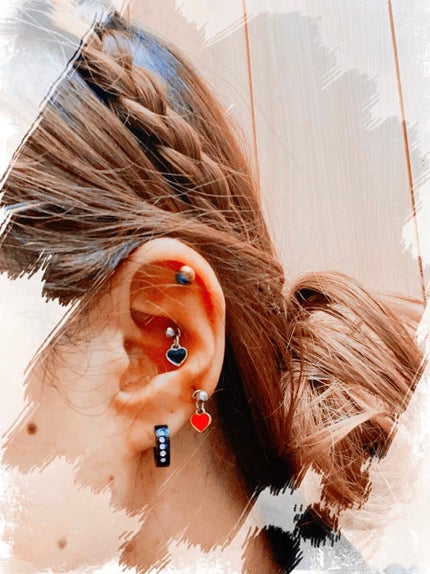 リサ・ラーソン♡クッションファンデマニア on LIPS 「#軟骨ピアス✩.*˚入れ替えてみた件宇宙みたいな🚀🌏#パールピ..」(3枚目)