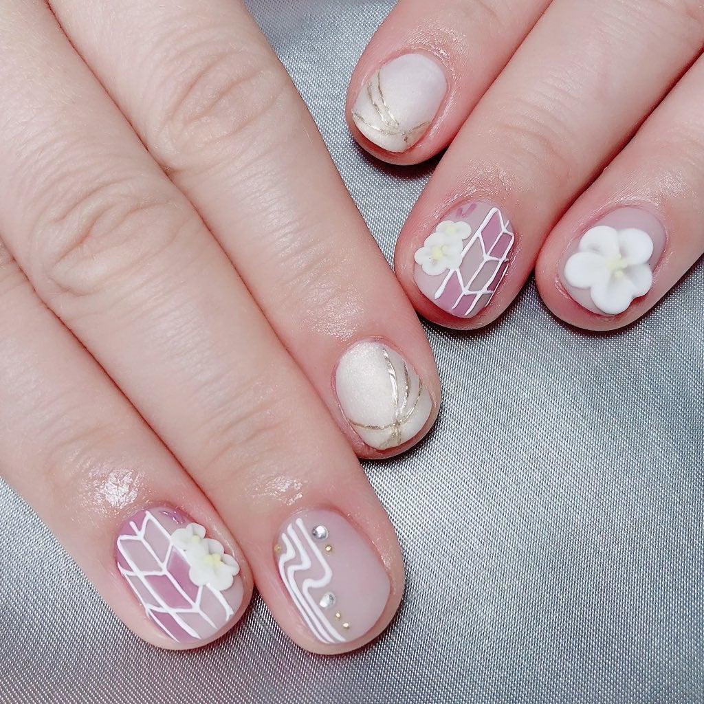 なかやまちえこ on LIPS 「和柄と梅の花⠀⠀@yuko.suzuhana#nail#nai..」(1枚目)