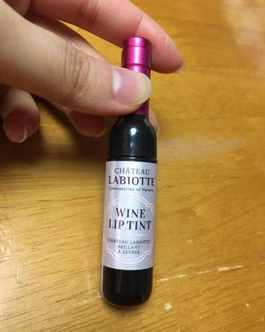 韓国コスメのシャトーラビオッテ ワインリップティント PK02 ソーヴィニヨンピンク です。

パッケージがワインボトルになっているオシャレなリップで、葡萄の香りがします💕

3枚目を撮ってすぐにティッ