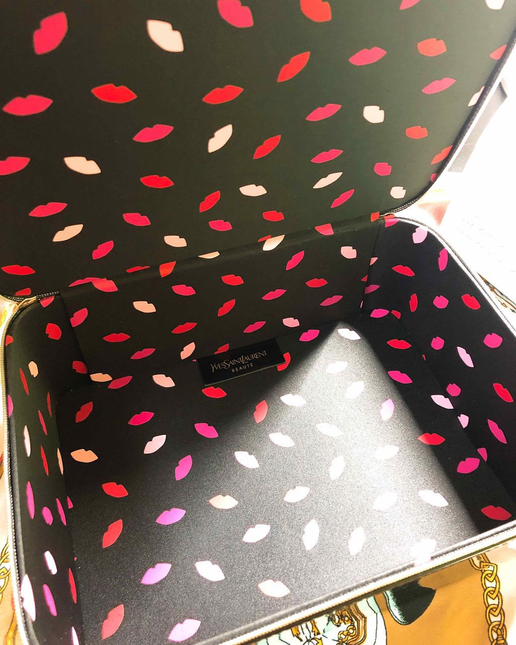 YVES SAINT LAURENT BEAUTE オリジナルバニティのクチコミ「✨イブサンローラン✨
昨日から始まった
❤️ラブギフト❤️
黒エナメルで大きめのボックスです！.....」（3枚目）