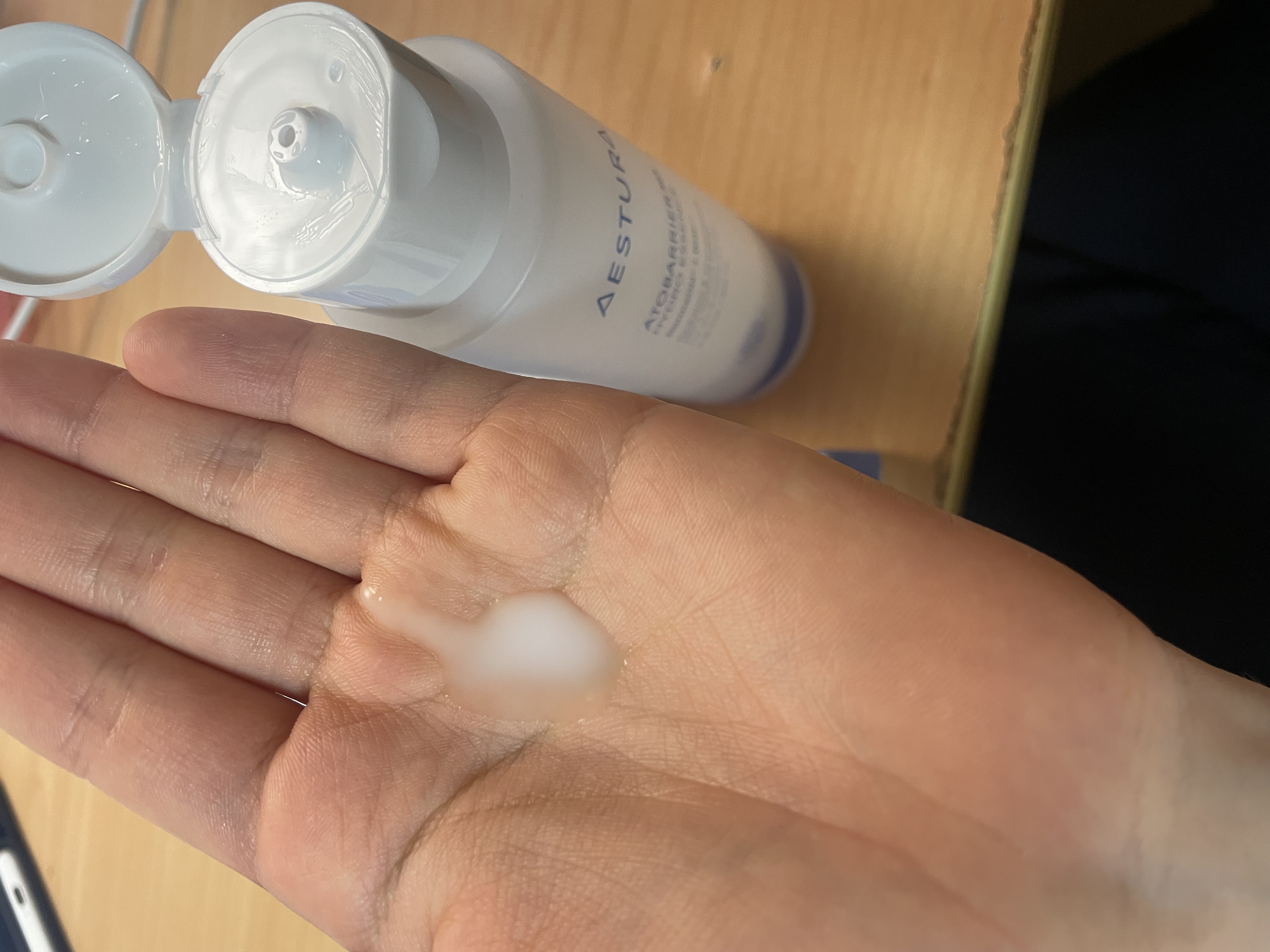 AESTURA アトバリア365ハイドロエッセンスのクチコミ「韓国のオリーブヤングでAestura専用コーナーがあるほど、韓国でも大人気のブランド！
テクス.....」（2枚目）