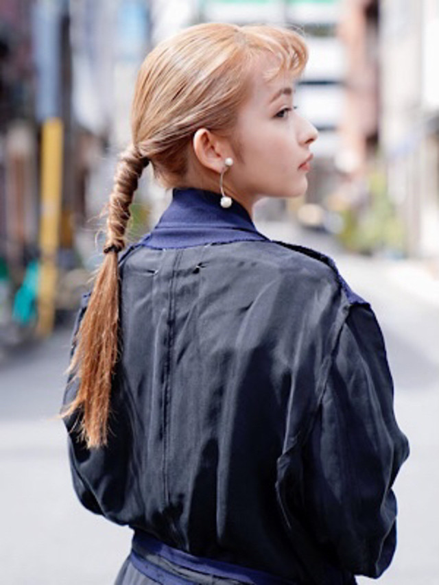 明るい髪色の一つ結びの女性