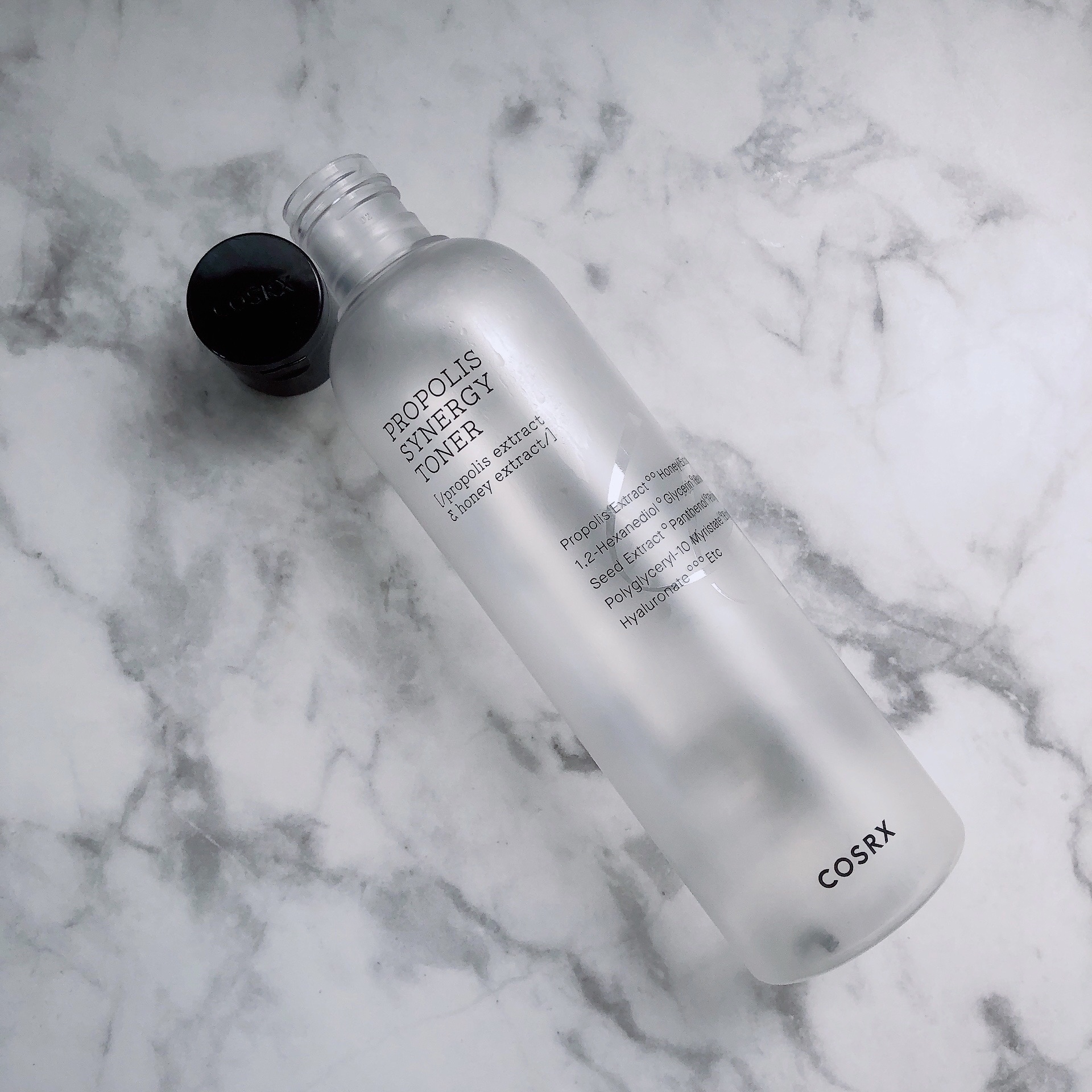 
【 COSRX 】プロポリスシナジートナー



…［特徴］……………………


・フランス産黒い蜂のプロポリスエキス72.6%
　（フラボノイドが多く含まれています）

・ハチミツエキス10%
　（肌キメ改善、保湿に効果的）

・皮膚低