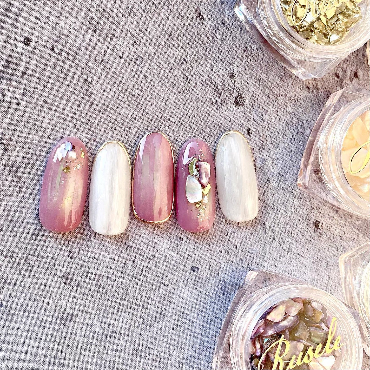 naomi on LIPS 「グラスストーンの輝きが素敵⠜ᐝシェルのわきに、チョコんと置..」(1枚目)