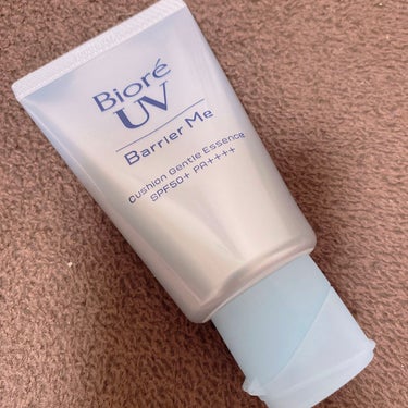 ꧁꒰ঌ˙˚Biore˚˙໒꒱꧂

ビオレUV 
      バリアミー クッションジェントルエッセンス

☆商品説明
SPF50+・PA++++

密着クッション膜で紫外線を防御し、花粉等の微粒子付着までバリア！

うるおったぷるん肌がつづく、うるツヤエッセンスタイプ。
保湿成分配合！

スーパーウォータープルーフ。

マスク擦れに強く落ちにくい！

皮脂崩れを防ぎ、化粧下地にも。

いつもの洗浄料で落とせる。

☆感想
花粉等の微粒子の付着も防げるということで、今の季節にぴったりの日焼け止め！

化粧下地の代わりや、化粧下地の前に使う日焼け止めとしても日によって使い分けてます。

乳液みたいで伸びがいいので、沢山塗っても白浮きしないのがポイント✨

洗顔ホームや化粧落としで落ちるので使いやすい。

乾燥もしないし良い感じ( *˙ω˙*)و 

今の季節に重宝したい日焼け止めです！

♡
♡
♡

#日焼け止め#日焼け止め_顔_日焼け止め #化粧下地#花粉_肌荒れ #花粉予防#ビオレUV バリアミー クッションジェントルエッセンス#ビオレ_日焼け止め #ビオレ#bioreuv  #私の上半期ベストコスメ2023  #春のUV対策  #正直レビュー  #揺らぎ肌ケア の画像 その1