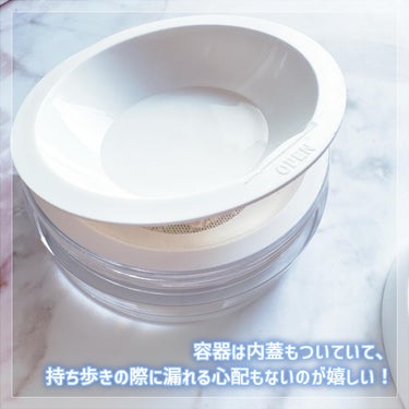 ✿ TFIT TRANSLUCENT SET FINSHING POWDER ‪✿‬
————————————

TFITさんからいただきました！
ありがとうございます🥳✨

────────────
💗アプリで加工したようなつるん肌*1
超微細ブラー粒子*2が凹凸をなめらかに
────────────

今回はナチュラルなカラーの
『02 SKIN BEIGE』
を使用しました！

ふわっとした細かいパウダーが
肌に乗せた瞬間に皮脂をピタッと吸着してさらさら～！
つけている感覚がほぼなく、
薄くふわっと密着してなめらかな肌に見えて感動✨️

皮脂吸着による乾燥とかも感じなく、
乾燥が残る春から汗をかきがちな夏に使用しやすい商品です。

ベースメイクの最後に全体にふわっと使用はもちろん、
他のパウダーを使っているときでも
目元や小鼻や口元などの崩れやすい場所に
部分的に使用したりする相棒になりました💪

容器は内蓋もついていて、持ち歩きの際に漏れる心配もないのが嬉しい！
最初はパフが小さめかな？と思ったけど、
一度パウダーをつければ全顔に塗布する分ぐらいを含んでくれていたので、
気にならなくなりました💕
 
 
 
【取扱場所】
オンラインでは
Qoo10、楽天、LOFT ONLINE SHOP
PLAZA ONLINE SHOP、@COSME ONLINE SHOP

オフラインでは
LOFT、PLAZA、ハンズ、＠COSME
ドン·キホーテ、マツモトキヨシ
その他バラエティショップを中心に展開されているそうです
※一部取り扱いのない店舗がございます

オンラインの場合、類似品が販売されていることがあるので、
*TFIT公式ストア（キューテン）
*TFIT公式代理店（詳細ページで『公式認証バナー』があるところ）
上記２点で購入するのが本当のTFIT製品だそうなので、購入の際には確認してみてください！
 
 
 
TFITさん、この度は素敵な機会を下さりありがとうございました✨
 
 
 
 
 
*1 メイクアップ効果による
*2 トランスルーセントセットフィニッシングパウダーの粒子サイズ

#PR
#TFIT #ティーフィット
#TRANSLUCENT_SET_FINSHING_POWDER
#TFITパウダー
#パウダー
#メイク #韓国コスメの画像 その1