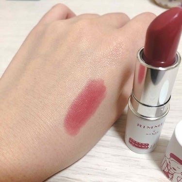 
最近 お気に入りの #リンメル　の
 #マシュマロルックリップスティック💄015

限定色？限定パケ？
パッケージに惹かれて見てみたら
色もすごく使いやすそう！
ということで購入。

間違いなかった。