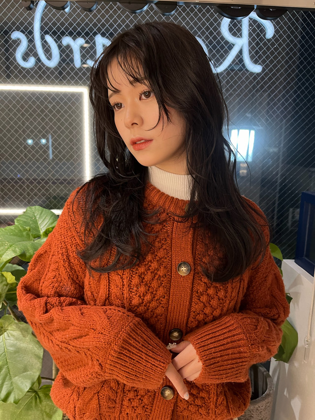 黒髪ロングヘアの女性