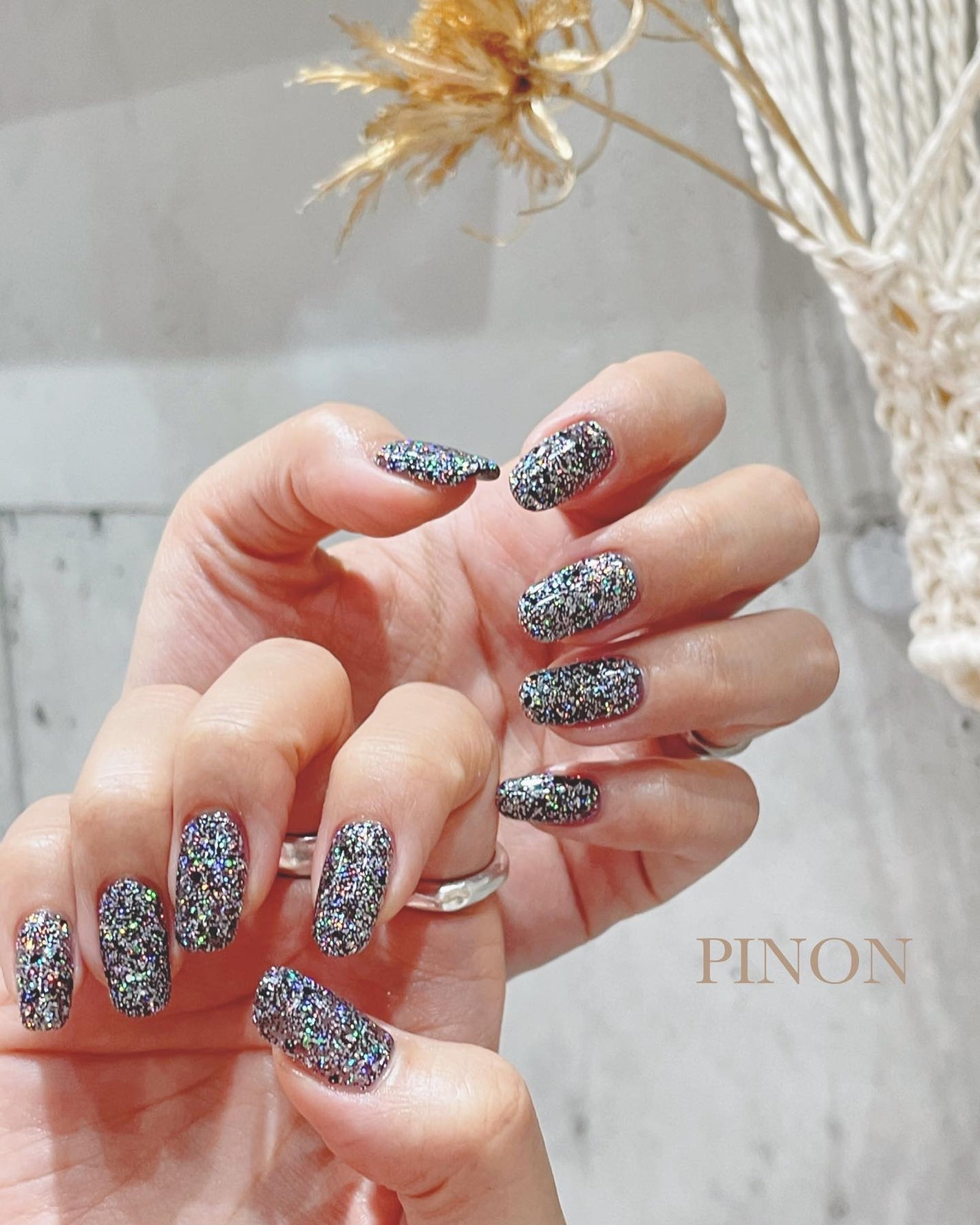 shino on LIPS 「今年最後のネイルはギラギラー🤩✨ラメミックスで塗ってる時から反..」(1枚目)