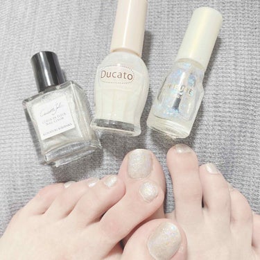 キラキラWhite nail❄️

ベースはいつも使用してる#causettejoli を使用。


今回は全指共通です！
なのですごく簡単☺️

1、#causettejoli →KONAYUKI K