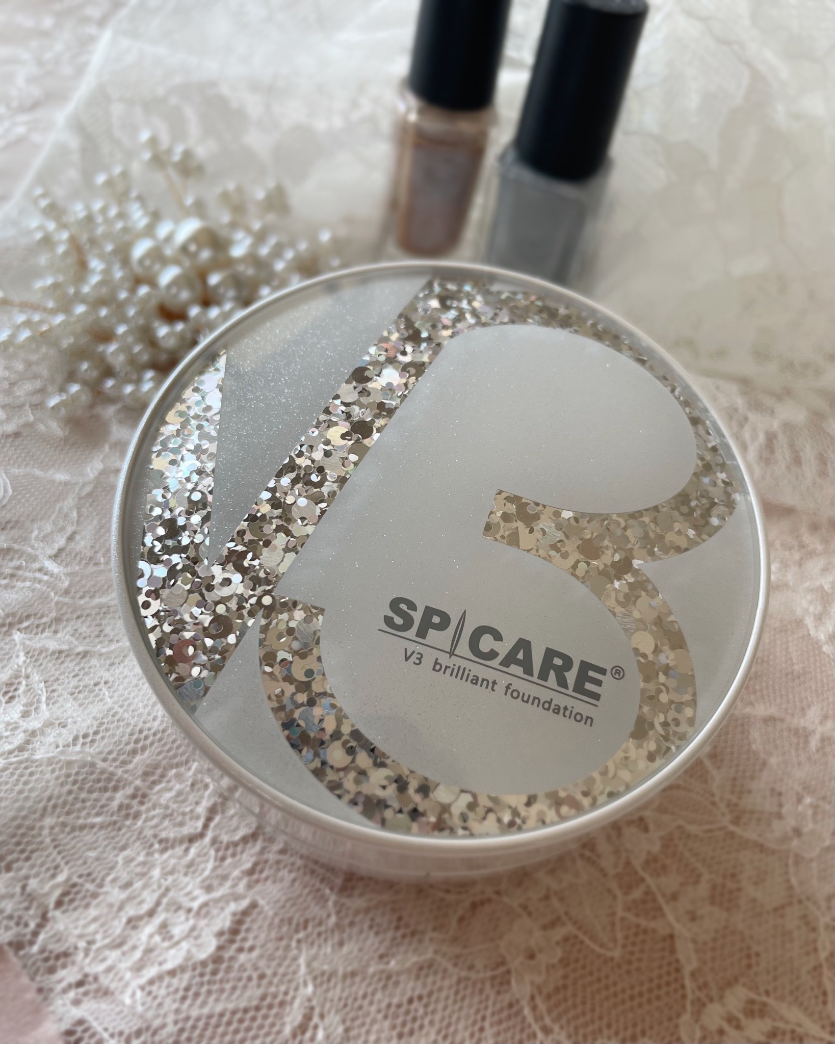 
ダイヤモンド*1を独自製法で配合することで、内側から艶めくような肌を演出してくれる、こちらのファンデーション🦋✨
また持続力とカバー力にも優れているため、1日崩れ知らずの肌を叶えることができます！

実はV3は妹が長年愛用しており、これ