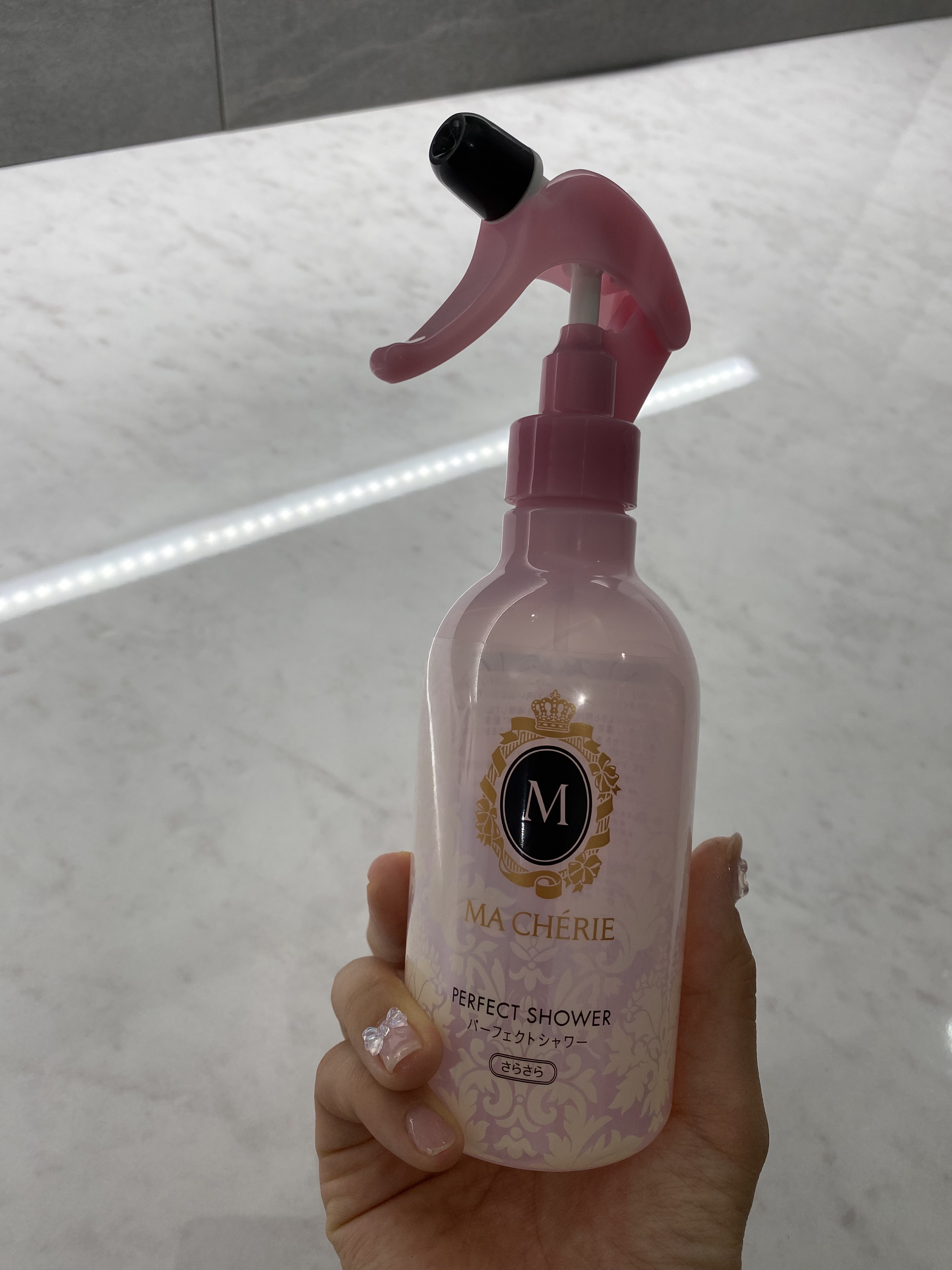 🪞MACHERIEパーフェクトシャワー🪞


香りもよくて寝癖も落ち着いて
サラサラに🥰
