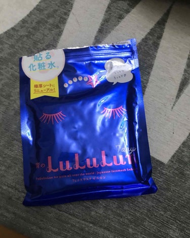 Lu Lu Luよく見るけど、買ったことなかったのでかったみました。
7枚入りで450円。
簡潔に感想をいうと...

残念

でした。


質感も少しざらっとした印象。貼る化粧水と言うわりには、そこま