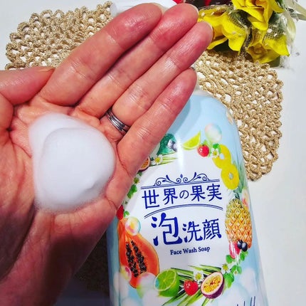hayarenalove on LIPS 「世界の果実 すっきり泡洗顔😋泡ででてくる泡洗顔、久しぶりに使っ..」(3枚目)
