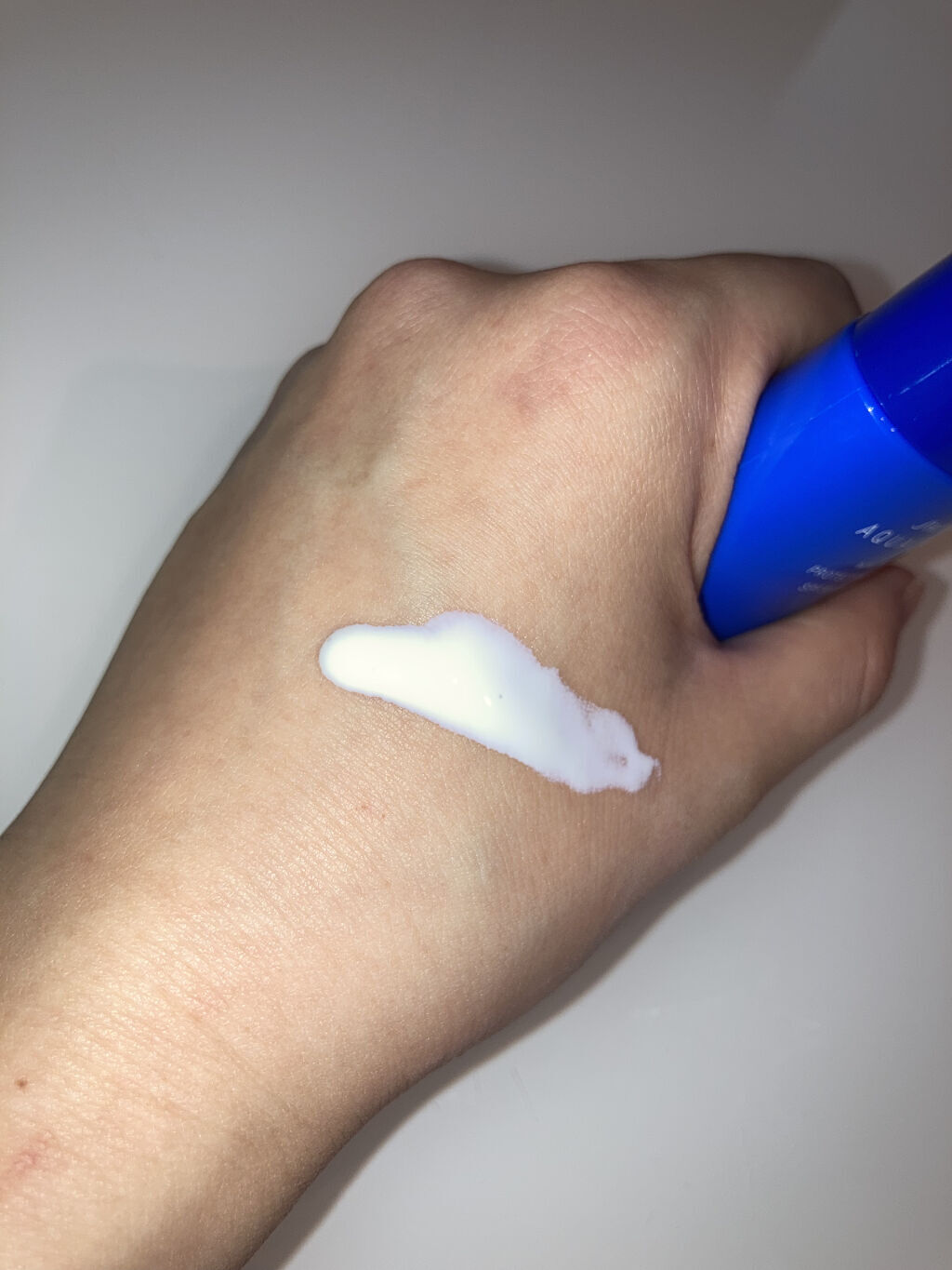 アクアレーベル ホワイトプロテクトミルクUVのクチコミ「アクアレーベルのスキンケアみたいな日焼け止め😶‍🌫️
.
.
.
.
.
こんにちは！美肌を目.....」（3枚目）