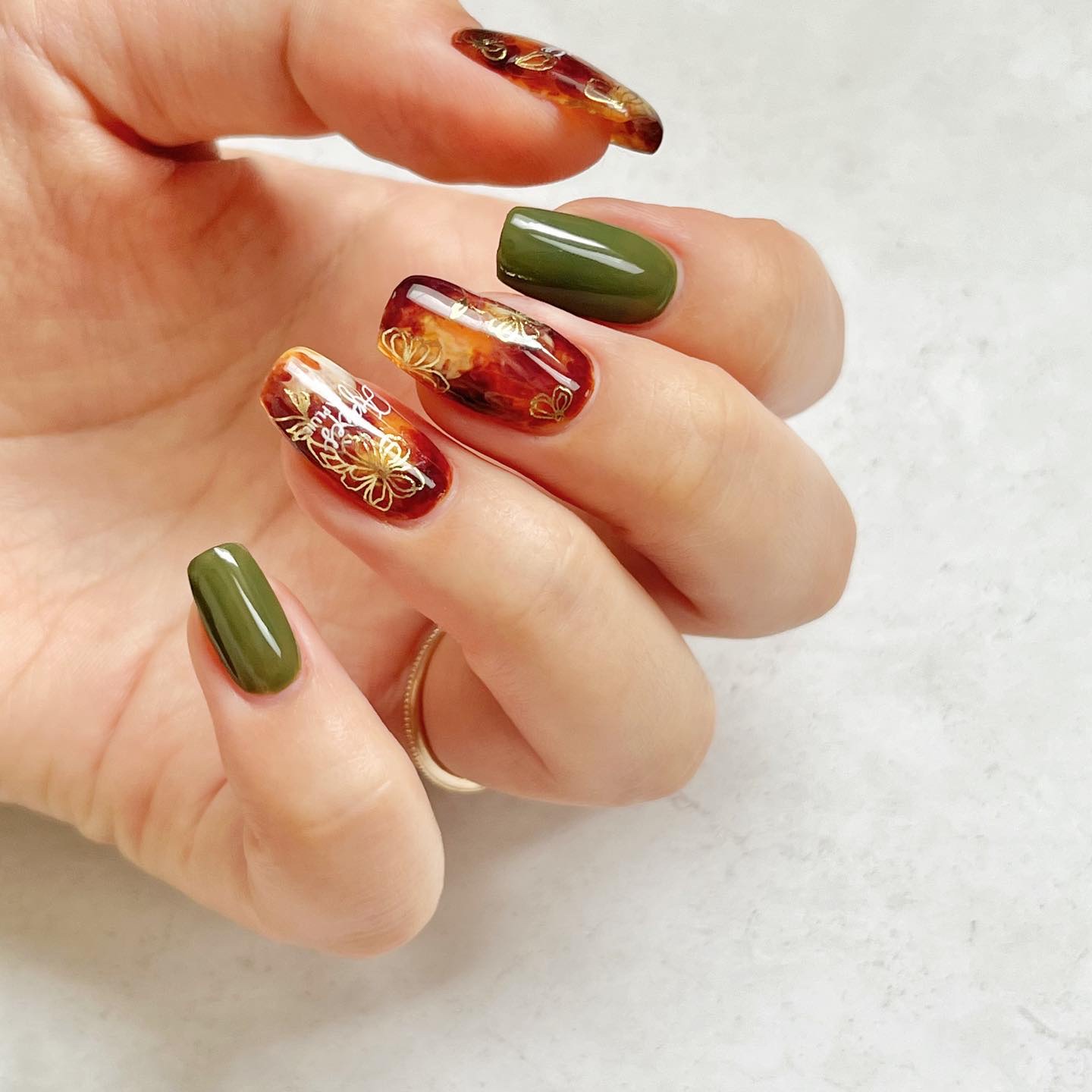 #セルフネイル,#セルフジェルネイル,#秋ネイル,#ニュアンスネイル,#もやもやネイル,#ラテネイル,#カフェラテネイル,#フラワーネイル,#べっ甲ネイル,#ブラウンネイル,#カーキネイル,#ダークブラウンネイル,#大人ネイルのネイルデザイン