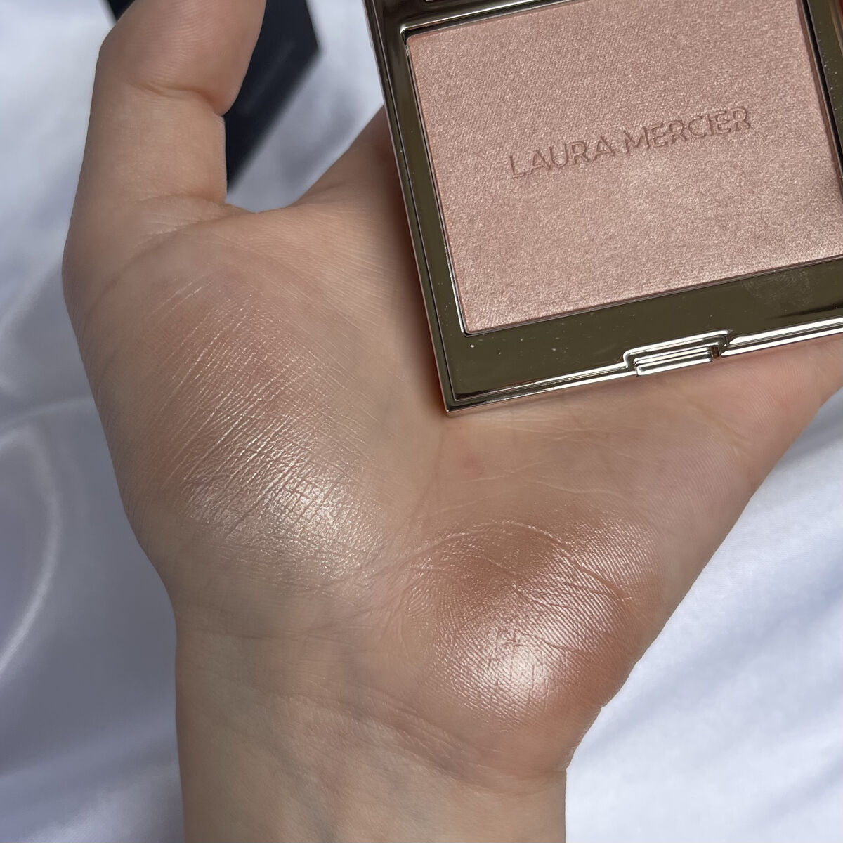 ローズグロウ イルミネーター /ローラ メルシエ/プレストパウダーを使ったクチコミ（3枚目）