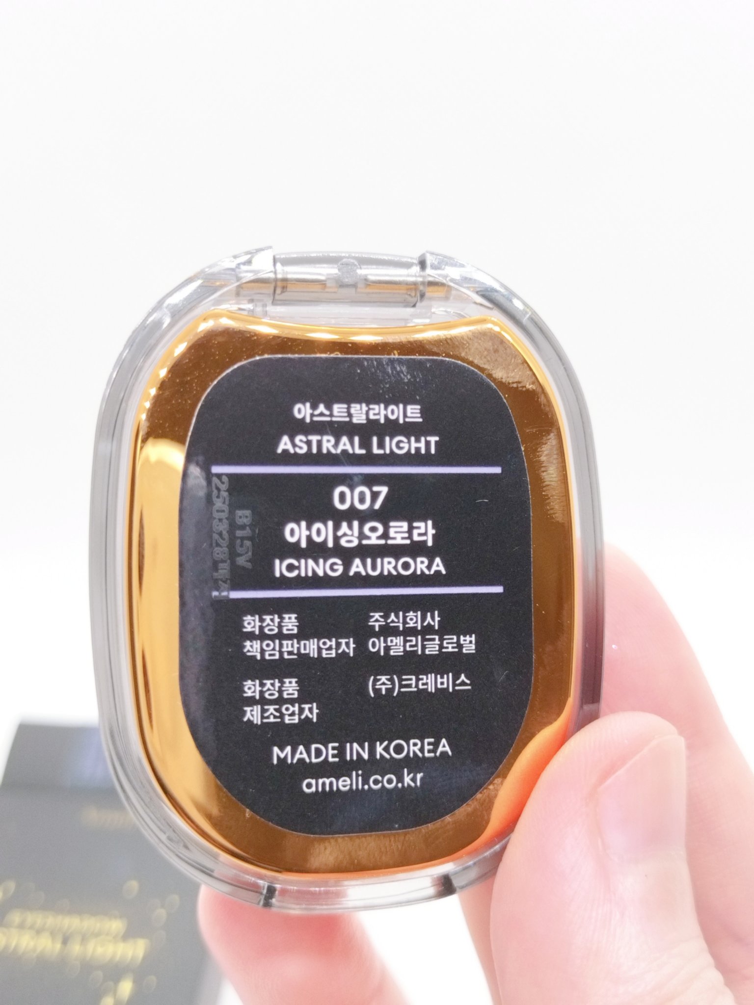 ASTRAL LIGHT EYESHADOW/Ameli/単色アイシャドウを使ったクチコミ（3枚目）