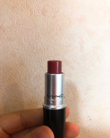 MAC リップスティック レトロ💋S（マットより光沢がある質感。マットほど乾燥しないので使いやすい。）
税込3,240円

公式には「ピーチピンクが溶け込んだシックなブラウン」とあります。

深めのカラ