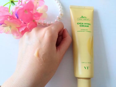 VTcosmeticsの福袋、
クリームの選択肢は
シカバイタルクリームにしました♡

ビタミン系を取り入れたかったんだけど、
正直合う合わないが出てきてしまう敏感肌なので、
シカクリームが大好きなVTならどうかな？と。

100mlの大きい方のサイズ♡
シカバイタルのクリームは
ミルクジェルクリーム。
勝手にシカクリームの黄色バージョンかな？と思ってたけど、
テクスチャーも違いました。

ふんわりしたやわらかいクリーム。
スルスル塗れて
さっぱりしつつしっとり。
朝のスキンケアに取り入れてます。

今のところこれで肌トラブルはなくて、
お肌鎮静しつつビタミンCも取り入れられてラッキー♡
このライン、色々使ってみたいなー！ #ウルツヤ肌の基本 の画像 その1